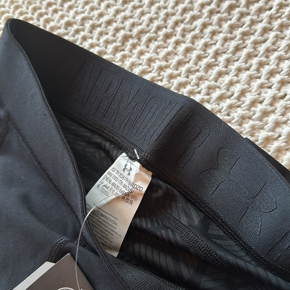 UNDER ARMOUR UA Heatgear Supervent Crop Capri Leggings Black Blue NWT Womens XS - Picture 11 of 11